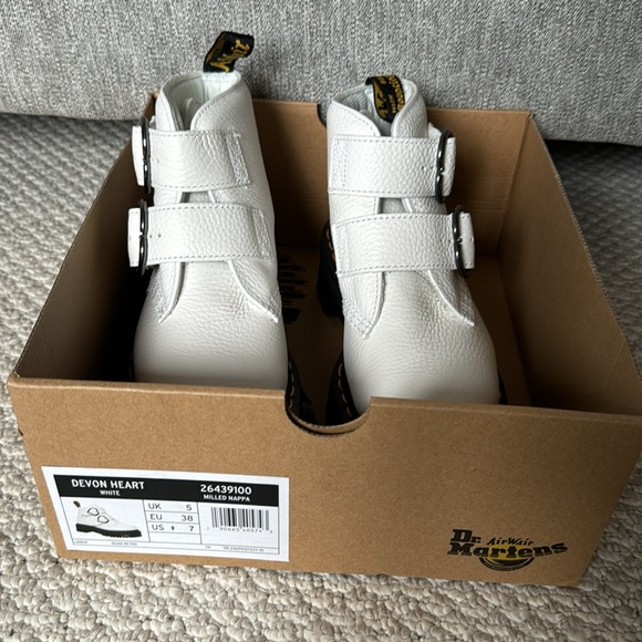 NEW DR MARTENS DEVON HEART LEATHER PLATFORM BOOTS - Picture 3 of 12